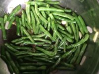 番茄炒豆角做法图解4)