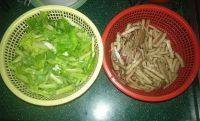 家庭版芹菜炒香干做法图解1)