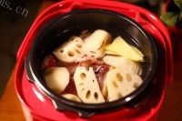 美味腊猪蹄炖莲藕做法图解4)