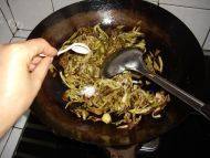 家常菜肉炒茄丝做法图解10)