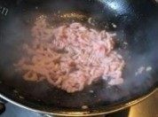 诱人的肉丝炒五彩做法图解6)