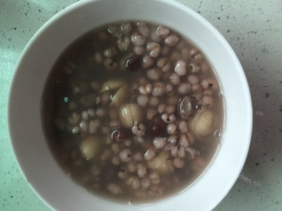色泽鲜亮的红豆薏米汤
