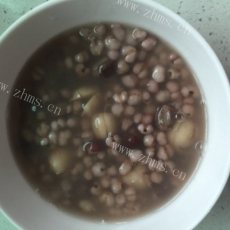 色泽鲜亮的红豆薏米汤