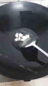 爆汁的美味酱汁肉饼做法图解3)