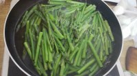 口感不错的芦笋炒肉丝做法图解2)