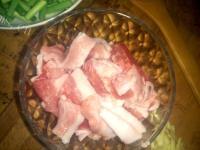 家常菜蒜苔炒肉做法图解1)