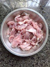 下饭的青瓜炒肉片做法图解2)