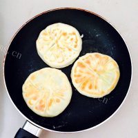 营养韭菜鸡蛋素火烧做法图解15)