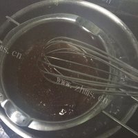 香甜的巧克力熔岩蛋糕做法图解3)