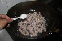 很有食欲的香菇炸酱面做法图解5)