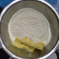 美味的红豆蛋黄酥做法图解5)