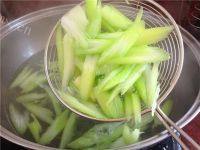 家常菜西芹炒木耳做法图解3)