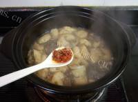 自制牛骨粉丝油豆腐煲做法图解9)