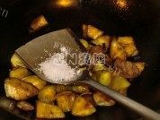 家常菜里脊肉烧茄子做法图解10)