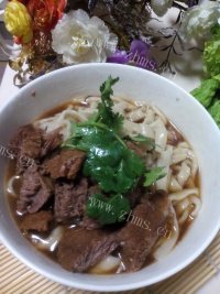 色泽鲜亮的红烧牛肉面
