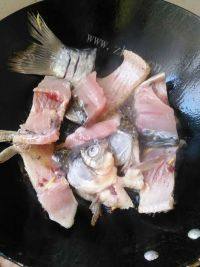 家常鲫鱼炖豆腐做法图解5)