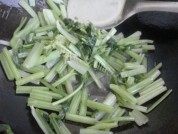 芹菜炒腐竹做法图解5)