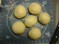 自制花式豆沙面包做法图解4)