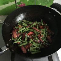 可口的腊肉炒豆角做法图解11)