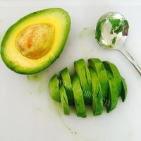 新鲜的牛油果奶昔 减肥做法图解2)