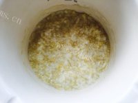 好吃的菠菜蛋黄瘦肉粥做法图解8)