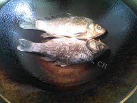 美味的鲫鱼豆腐汤做法图解2)