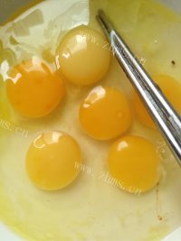 美味的韭菜鸡蛋饺子做法图解3)