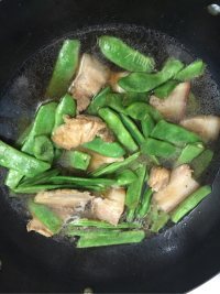 美味扁豆角炖肉做法图解7)