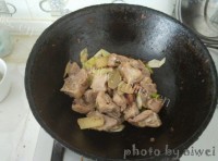 土豆炖排骨做法图解6)