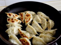 自制猪肉豆角煎饺做法图解10)