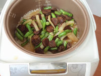 美味的腊肠煲仔饭做法图解11)