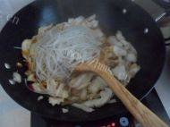 白菜炖粉条做法图解7)