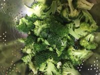家常菜虾仁炒西兰花做法图解2)