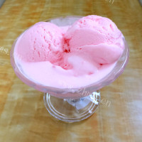 冰爽的草莓冰淇淋