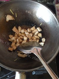 家常菜蒜薹炒肉做法图解6)