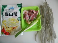 美味的东北酸菜炖羊骨做法图解1)