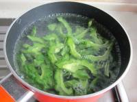 口感丰富的苦瓜炒鸡肉做法图解3)