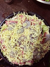 可口的虾仁火腿杂蔬披萨做法图解10)