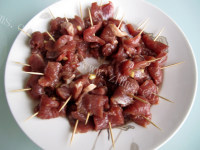 解馋美食孜然牙签羊肉做法图解3)