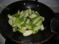 美味的丝瓜毛豆做法图解4)