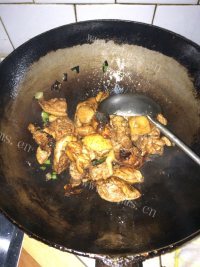 色泽鲜亮的鸡腿炖蘑菇做法图解4)