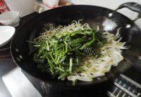 口感好的韭菜炒绿豆芽做法图解5)
