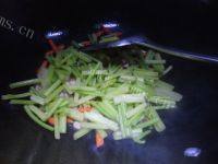 芹菜炒胡萝卜自制做法图解8)