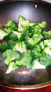 美味的蒜蓉西兰花做法图解3)