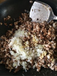 自己做的香菇猪肉包子做法图解8)