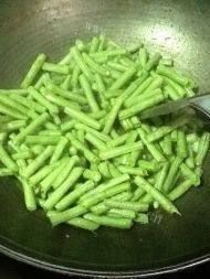 美味的清炒豇豆做法图解4)