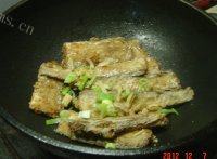 美味的家炖带鱼做法图解7)