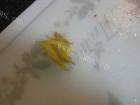 色味俱佳的腊肉炒芹菜做法图解4)