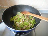 肉丝炒芹菜自制做法图解7)