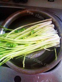 家常菜芹菜炒肉丝做法图解3)